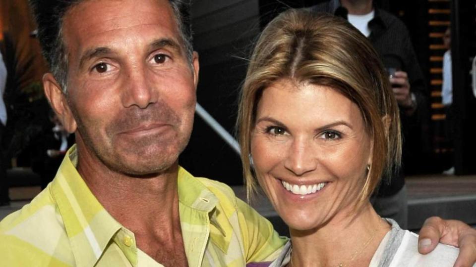 Lori Loughlin just made her first apperance at court after surrendering to authorities for her alleged involvement in the college bribery scandal. The "Fuller House" star appeared in federal court in Los Angeles, wearing a white turtleneck sweater, and we're told kept her calm in the courtroom while prosecutors laid out the charges against her. […]The post Lori Loughlin Bail Set at $1 Million While She Remains Calm During Court Appearance appeared first on The Blast.