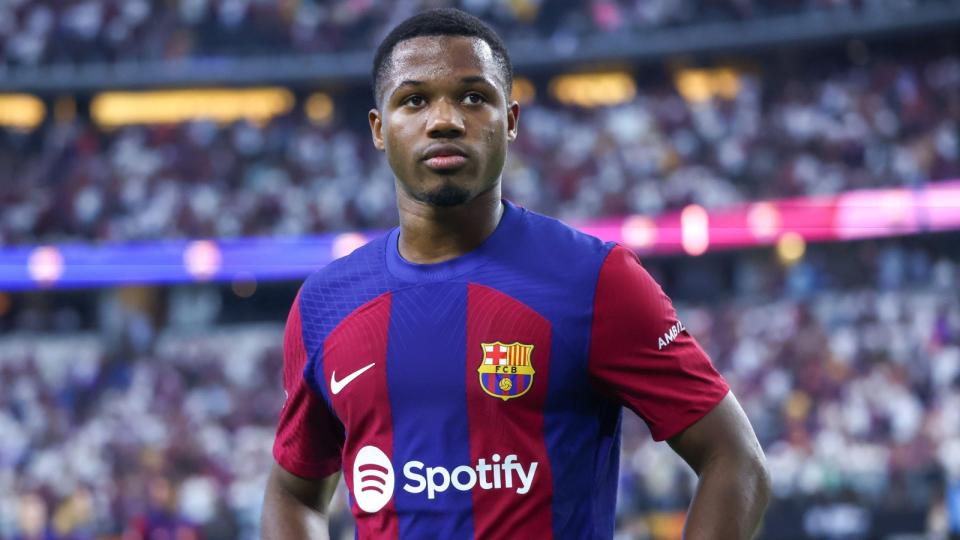 Barcelona tell 21-year-old that he will be moved on this summer despite pre-season plans