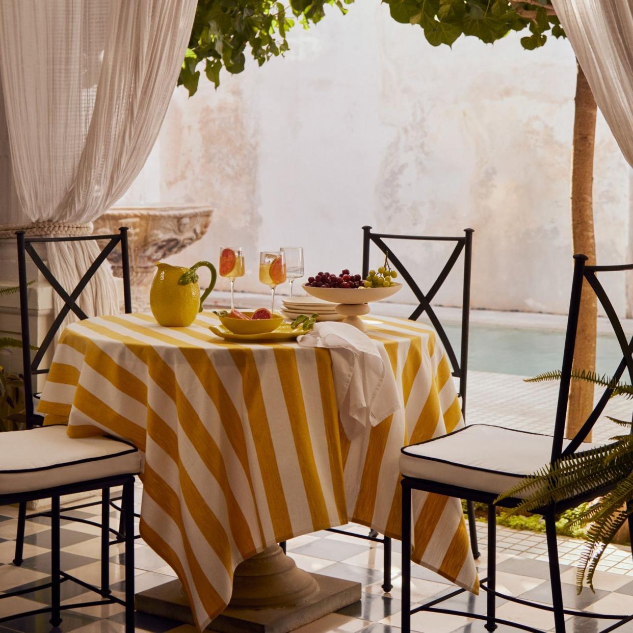  H&M Home Patterned cotton tablecloth. 