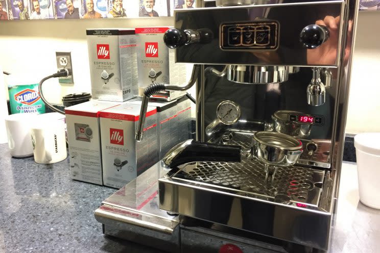 The new White House press corps coffee maker, courtesy of Tom Hanks. (Photo by Olivier Knox/Yahoo News)