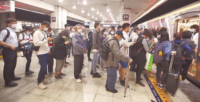 中秋連假前夕，昨日午後許多民眾提早返鄉，台北車站出現搭車人潮。（張鎧乙攝）