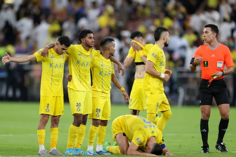 Ronaldo se tira al suelo tras perder la final copera del fútbol saudita en los penales frente a Al Hilal, en Yedá el 30 de junio de 2024 (-)