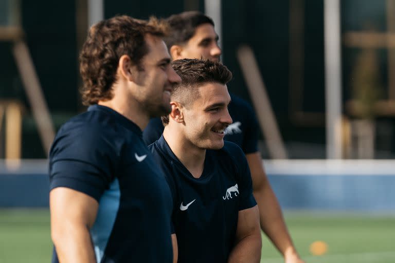 Un entrenamiento de los Pumas en La Baule-Escoublac: su búnker en Francia: Nicolás Sánchez y Mateo Carreras sonríen