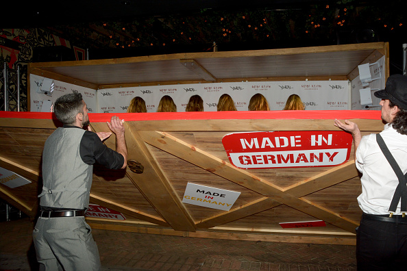 Una gran caja con un letrero “Hecho en Alemania” llegó a la alfombra roja durante la fiesta en Nueva York.