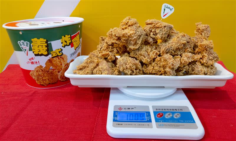 拿坡里炸雞專賣店推出「1公斤」超大份量的腿排桶。（圖／拿坡里提供）