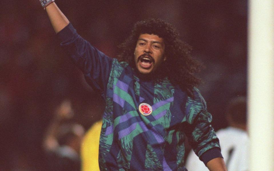 Wer von wem inspiriert wurde, weiß man nicht, aber neben Valderrama gab es seinerzeit noch einen anderen Kolumbianer mit Kult-Frisur: René Higuita, auch bekannt als "El Loco"("Der Verrückte"). Neben seiner Mähne hatte der Torhüter auch noch seinen legendären Scorpion Kick zu bieten, außerdem schoss er als Nationalspieler drei Tore. (Bild: Mark Thompson/Allsport/Getty Images)