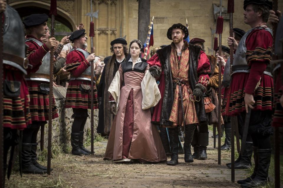 Eine der ehebrüchigen Gemahlinnen, die für ihre Verfehlung wortwörtlich den Kopf hinhalten musste, war Anne Boleyn. In der Miniserie "Wölfe" verkörpert sie Claire Foy ("The Crown"), Damian Lewis spielt Henry VIII. Erzählt ist die britische Produktion aus der Sicht des königlichen Beraters Thomas Cromwell (Mark Rylance). (Bild: Polyband)
