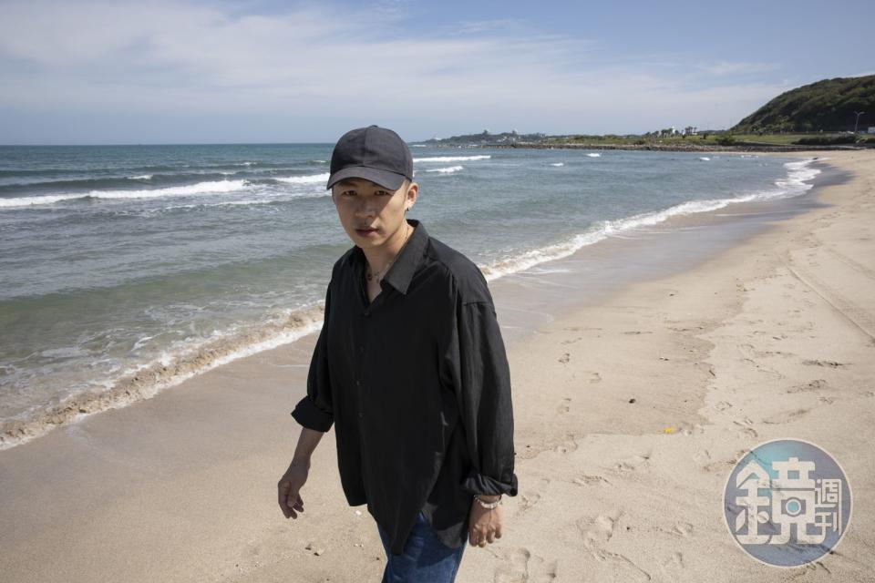 李鴻其在《愛是一把槍》裡的角色是更生人，出獄後苦尋工作無果，最後到海灘租陽傘。