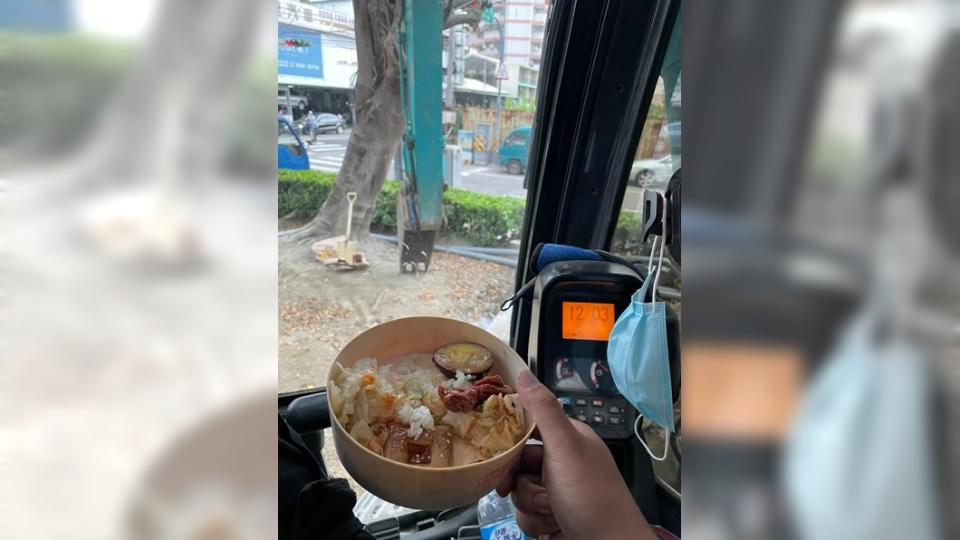 有網友分享自己獨自在車內準備吃便當，卻遭民眾敲窗提醒要他戴上口罩。（圖／翻攝自爆廢公社）