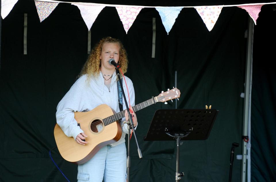 Pictured is: Fleur Ash performing on the acoustic stage. Picture: Sarah Standing (010923-1329)