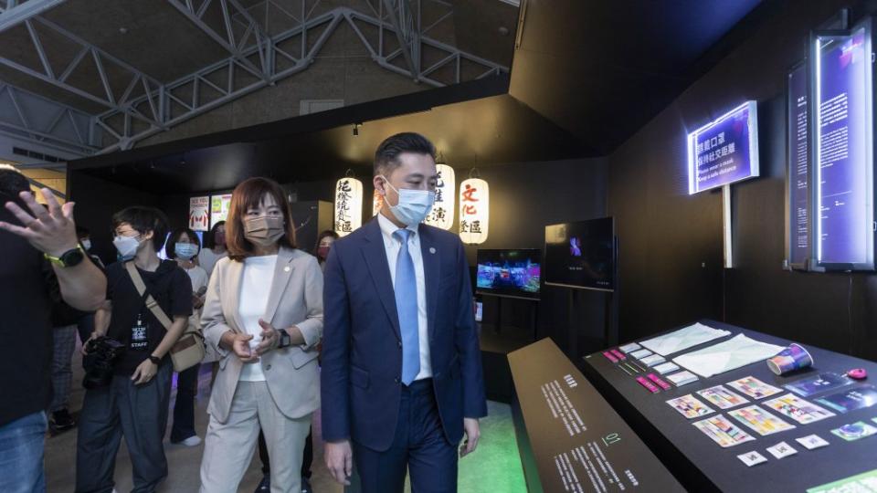 新竹市長林智堅二十七日出席《光臨盛宴》專書發表會，邀請國人一同觀展、回味「2021新竹光臨藝術節」盛況。(記者曾芳蘭攝)