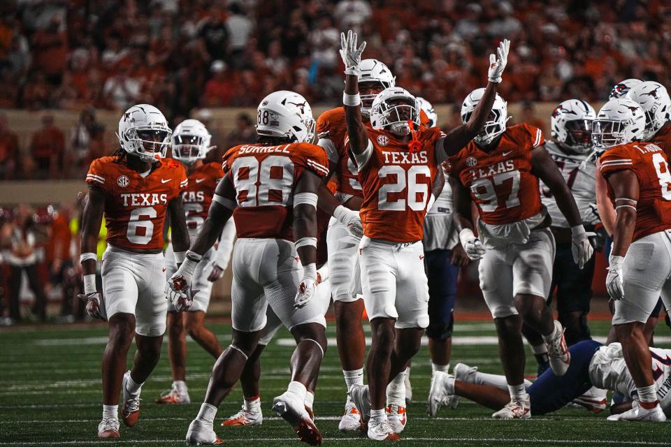 Texas Longhorns linebacker Ty'Anthony Smith (26) celebrates a defensive stop in the game against UTSA at Darrell K Royal-Texas Memorial Stadium in Austin Saturday, Sept. 14, 2024. Mandatory Credit:© Aaron E. Martinez/American-Statesman / USA TODAY NETWORK via Imagn Images