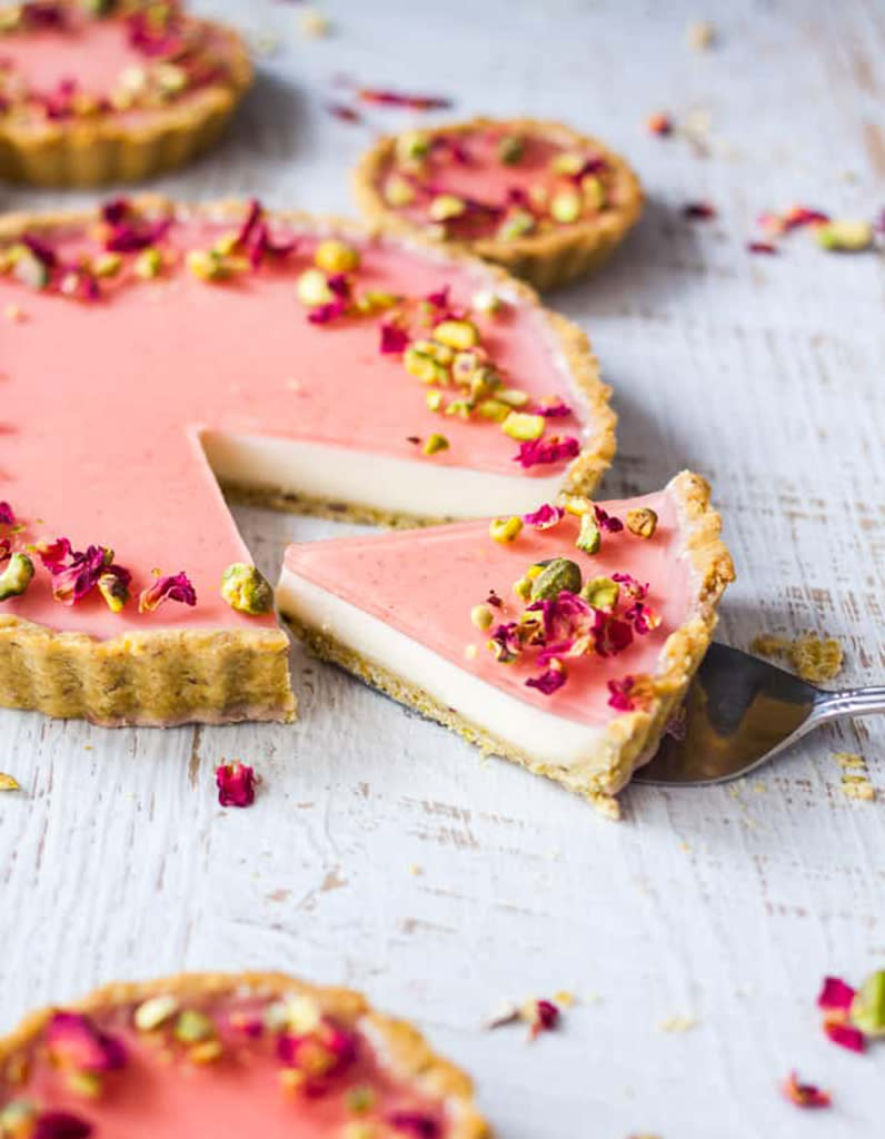 <p><b>L'idée</b> : Pour sublimer une tarte panna cotta, on coule dessus une gelée à base de rose et de framboise, qui va apporter la touche finale au dessert. Aussi beau que bon !</p><p>Découvrir <a href="https://www.sugarsaltmagic.com/pistachio-rose-panna-cotta-tart/" rel="nofollow noopener" target="_blank" data-ylk="slk:la recette;elm:context_link;itc:0;sec:content-canvas" class="link ">la recette</a></p><br>