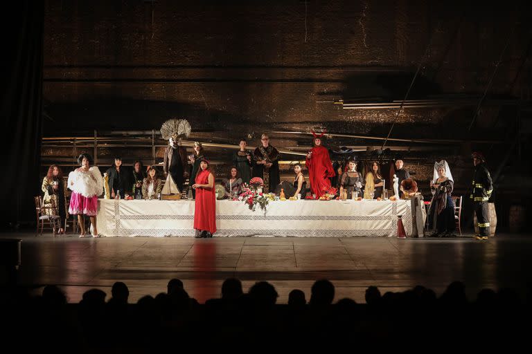 Imagen de la noche que el Cervantes festejó su siglo de vida con una propuesta artística que culminó con los trabajadores de la sala en el escenario principal