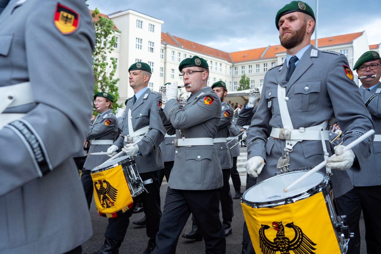 Veteraninnen und Veteranen der Bundeswehr verdienen nationale Anerkennung, sagen Abgeordnete der SPD, Grünen, FDP und Union. Sie fordern einen Veteranentag. - Copyright: picture alliance / Geisler-Fotopress | Bernd Elmenthaler/Geisler-Fotopr