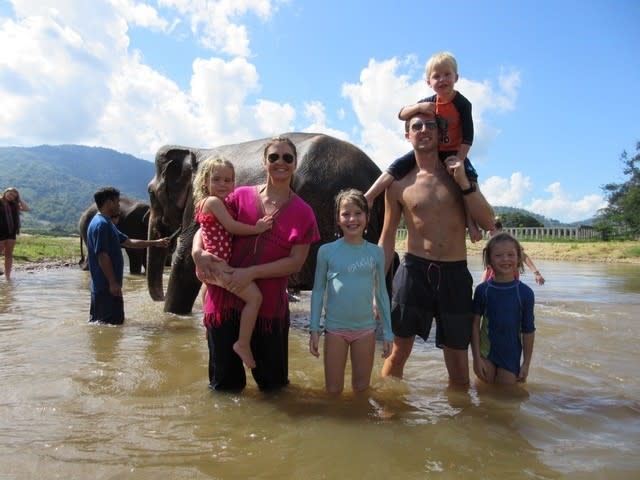 La familia en Tailandia en un santuario de elefantes en 2014 (Collect/PA Real Life)