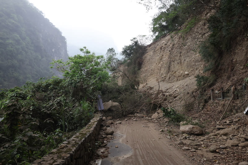 花蓮強震造成台8線中橫公路中斷，公路局從台中、 花蓮兩端同時搶修，其中，西端大禹嶺至天祥5日已搶通。圖為太魯閣國家公園附近道路坍方中斷。（中央社）