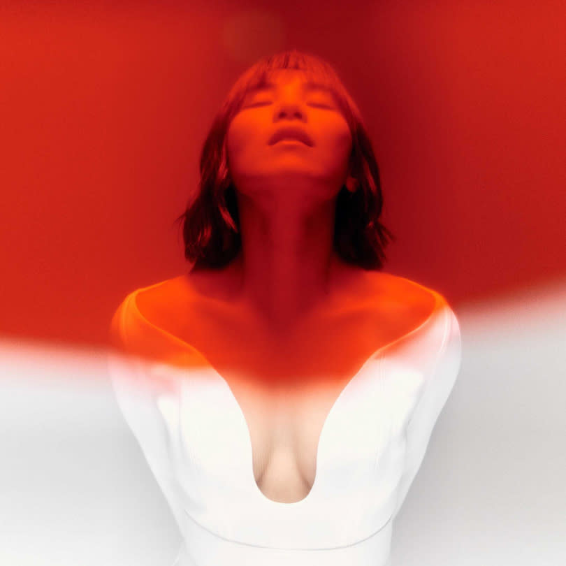 睽違歌壇4年，李佳薇推出全新專輯《痛快》，專輯封面難得小露性感。（圖／黑籟音樂提供）