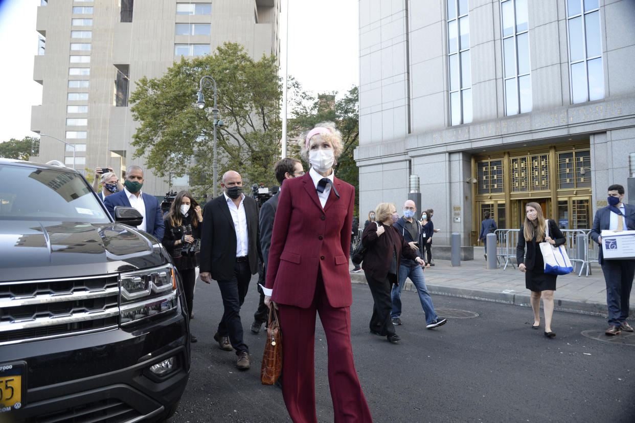 E. Jean Carroll sale del tribunal federal de Nueva York después de una audiencia sobre su demanda por difamación contra el expresidente Donald Trump, el 21 de octubre de 2020. (Jefferson Siegel/The New York Times).