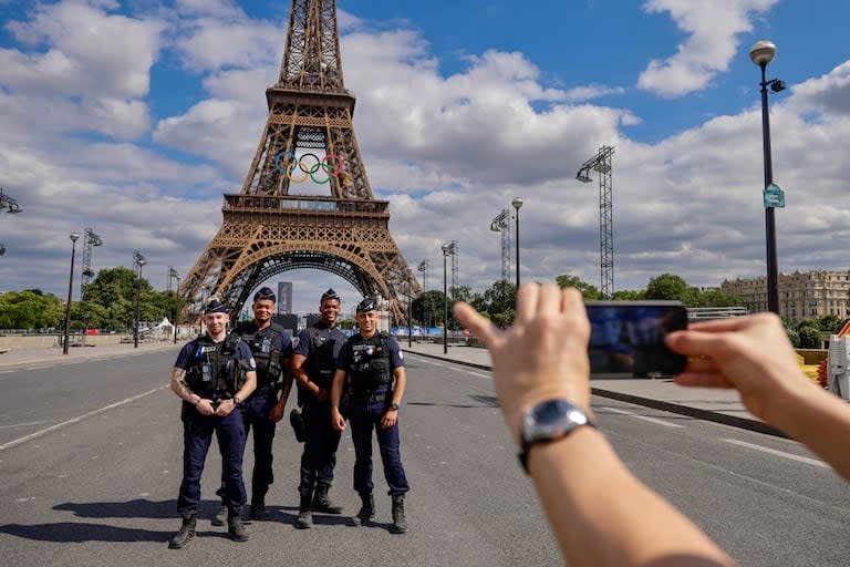 Un grupo de policías se hace un espacio para sacarse una foto