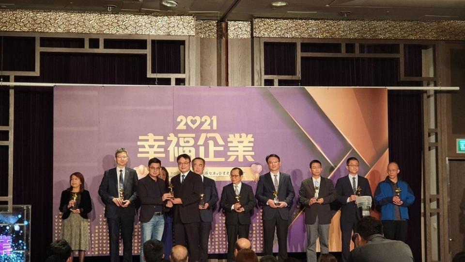 正隆二度勇奪1111人力銀行「幸福企業大獎」，11月11日由人資部莊楨楷經理(左四)代表受獎。