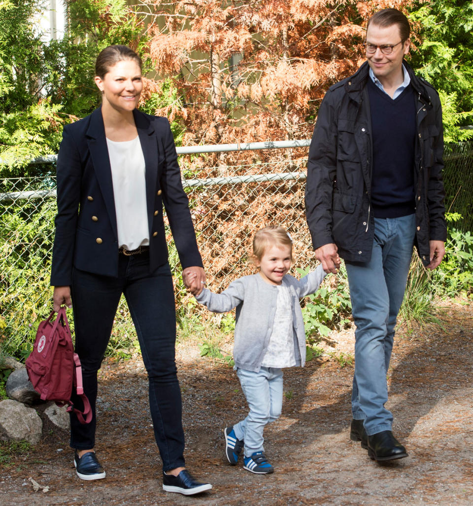 Was für eine lässige Familie: Die schwedische Kronprinzessin Victoria, ihr Mann Daniel und ihr kleiner Sonnenschein Estelle strahlten am 25. August 2014 um die Wette. Da hatte Estelle ihren ersten Schultag und lag mit ihren Turnschuhen und dem Rucksack voll im Trend.
