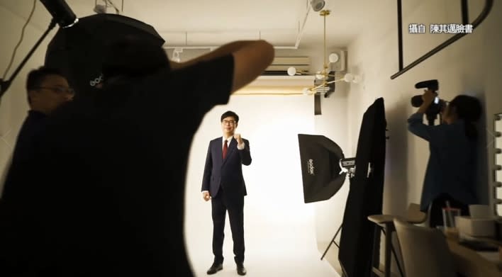 陳其邁為高雄市長補選拍攝定裝照。（圖／翻攝自陳其邁臉書）