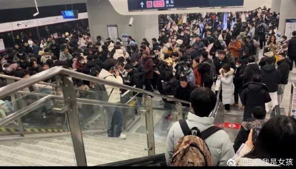 列車分離也導致部分路段停駛，乘客擠滿車站等待下一班車。（圖／翻攝自微博）