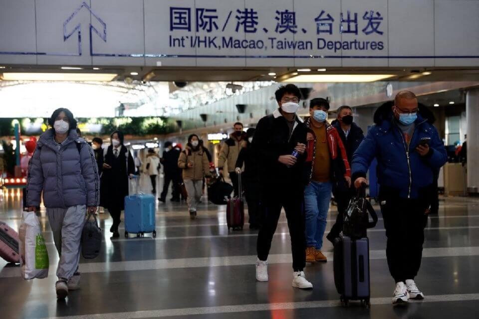 陸委會雖然宣布恢復十個兩岸直航航點，但兩岸沒有進一步談到開放團客的細節。圖為北京首都國際機場的旅客。（路透，資料照）