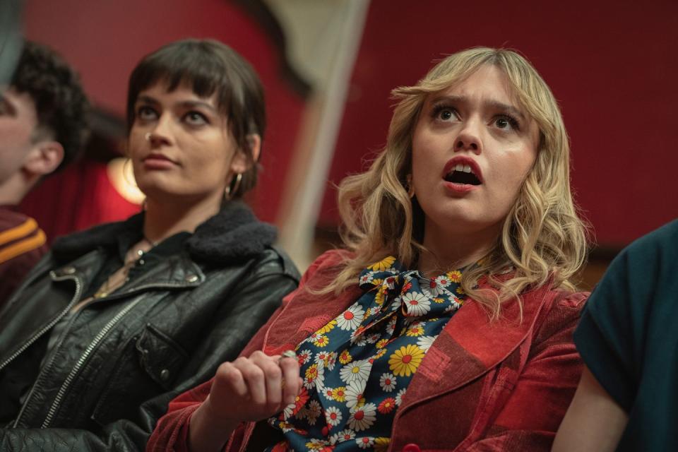 imee lou wood as aimee gibbs, emma mackey as maeve wiley, sex education season 3