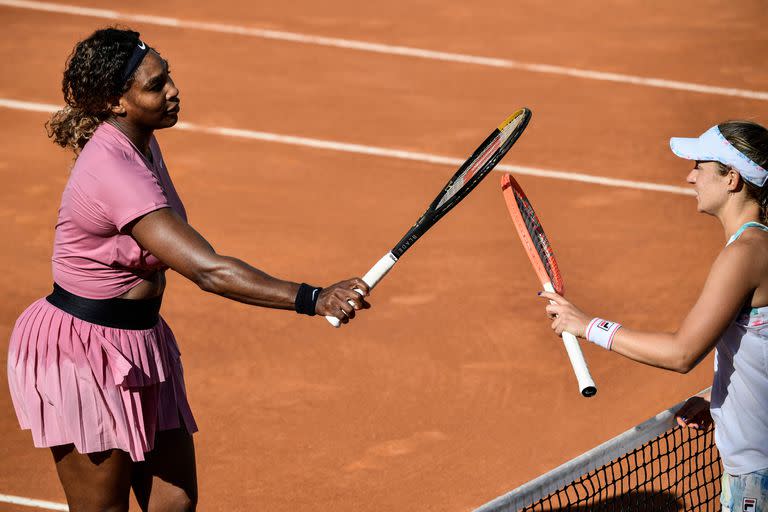 Serena Williams saluda a Podoroska tras el histórico triunfo de la argentina en el Foro Itálico