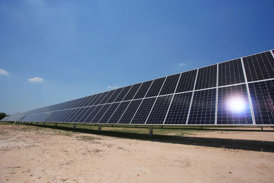 La planta solar más grande construida hasta la fecha en Colombia se encuentra en el municipio de El Paso, departamento del Cesar. Tiene una capacidad instalada de 86,2 megavatios y una inversión cercana a los 70 millones de dólares. Fue inaugurada el 5 de abril de 2019 (Foto Twitter @minminas).