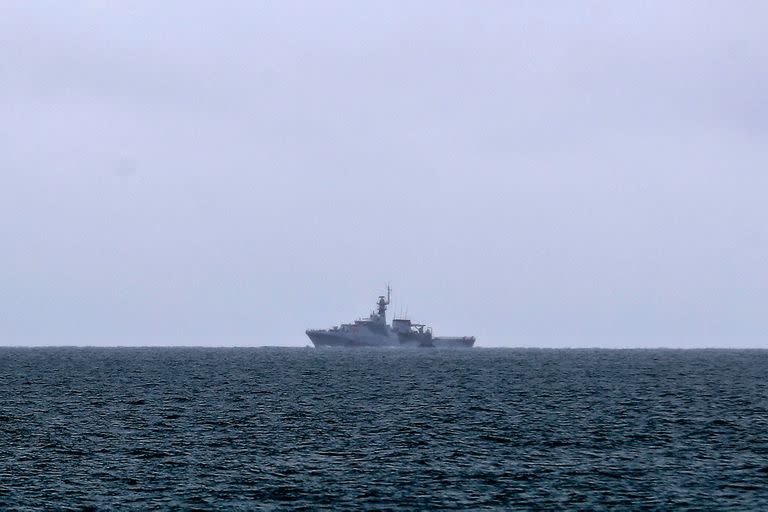 El buque patrullero de alta mar HMS Tamar de la Armada Británica patrulla las aguas frente a la isla de Jersey