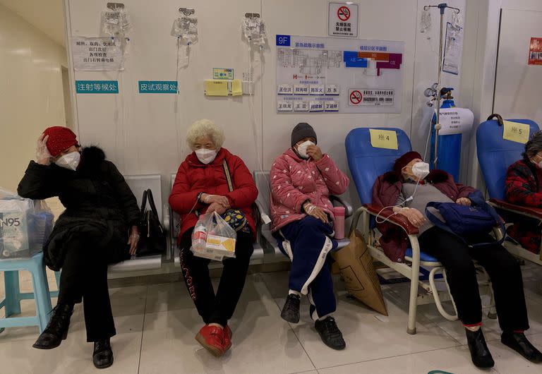 Pacientes con coronavirus Covid-19 descansan en el Segundo Hospital Afiliado de la Universidad Médica de Chongqing, en la ciudad suroccidental china de Chongqing, el 23 de diciembre de 2022.