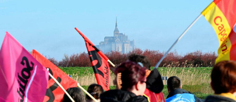 Une centaine de manifestants contre la réforme des retraites ont été bloqués vendredi à quelques kilomètres du Mont-Saint-Michel, vers lequel ils souhaitaient se rendre.  - Credit:DAMIEN MEYER / AFP