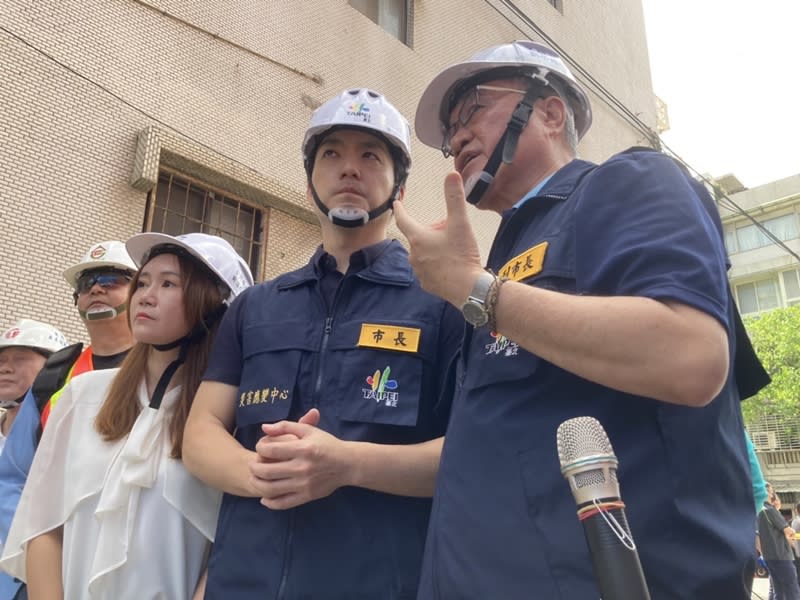 台北市大直街94巷民宅下陷，台北市長蔣萬安9日說，北市府將向法院遞狀，聲請假扣押基泰建設財產，確保住戶權益。圖為蔣萬安（右2）9日上午第4度前往大直街94巷視察，聽取副市長李四川（右1）報告現況。（中央社）