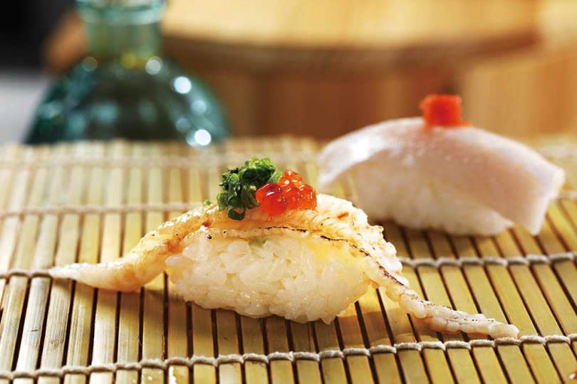 以鮭魚卵點綴比目魚鰭邊肉的握壽司，入口即化、滿是鮮甜。（圖／于魯光攝）