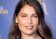 Laetitia Casta enchaîne les tournées promotionnelles. Alors qu’elle est actuellement à l’affiche du dernier long-métrage de Delphine Lehericey, « Le Milieu de l’horizon », l’actrice de 43 ans s’est offert une apparition remarquée ce samedi 23 octobre, en marge du Festival Cinéroman, à Nice. Pour cette troisième édition présidée par Nicolas Bedos, elle venait présenter le nouveau film de Guillaume Canet, « Lui », prévu dans les salles obscures dès mercredi. Un long-métrage dramatique, dans lequel la comédienne prête ses traits à la maîtresse d’un compositeur en mal d’inspiration (joué par Guillaume Canet), qui va quitter femme et enfants pour s’isoler sur une île bretonne. Laetitia Casta face à Joséphine Japy Face à l’acteur et réalisateur du film, Laetitia Casta était rayonnante ce week-end. Habillée d’une longue robe aux imprimés noirs et rouges, l’épouse de Louis Garrel s’est volontiers prêtée au jeu des photographes sur le tapis rouge niçois, avant de rejoindre Guillaume Canet pour l’avant-première du film. La comédienne Virginie Efira, également au casting de « Lui », figurait parmi les grandes absentes de l’évènement ce samedi. Mais le duo a pu compter sur la présence de plusieurs personnalités pour applaudir son travail. Florian Zeller, le réalisateur oscarisé pour « The Father », avait aussi assuré le déplacement sur la Côte d’Azur. De même que l’actrice Joséphine Japy (« Mon inconnue »), François-Xavier Demaison, le réalisateur Christophe Barratier (« Les Choristes ») ou encore le comédien Jean-Baptiste Maunier. Découvrez toutes les images de la soirée.