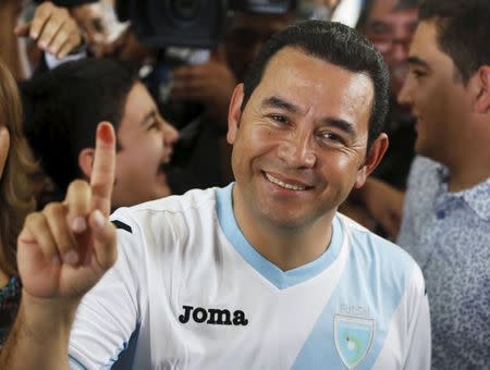 Jimmy Morales, presidential candidate for the National Convergence Front party (FCN) shows his ink-stained finger after casting his vote at a polling station in Guatemala City, October 25, 2015. REUTERS/Jorge Dan Lopez