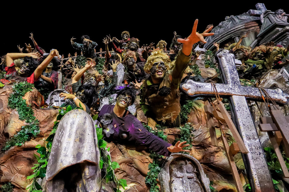 Members of the Viradouro samba school perform. (Photo: Buda Mendes via Getty Images)