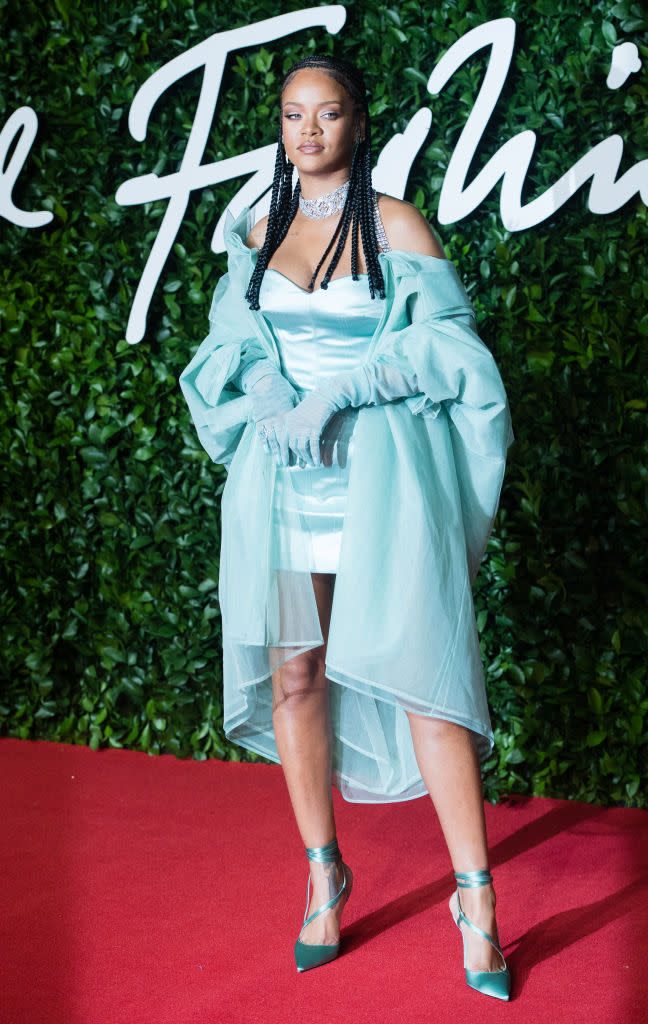 Auch sie kam in einem stola-artigen Cape zu den Awards, doch darunter wurde es luftig: Rihanna, deren Label Fenty vom British Fashion Council in der Kategorie „Urban Luxe“ ausgezeichnet wurde, posierte in einem mintgrünen Korsagenmini mit tiefen Einblicken (von Fenty natürlich). (Bild: Getty Images)