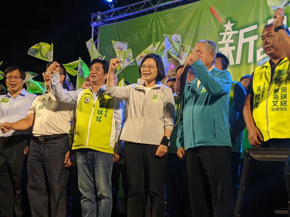 本月26日，蔡英文總統到三峽與綠委吳琪銘（左三）聯合造勢。   圖／民進黨新北市部黨提供 