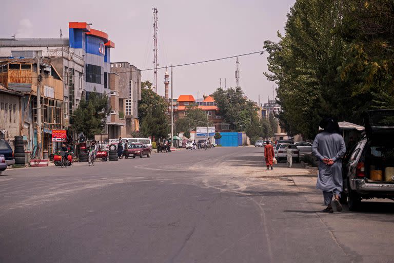 La gente camina por una calle en el barrio de Sherpur en Kabul el 2 de agosto de 2022