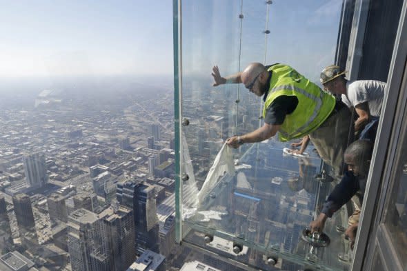 Glass cracks on Chicago's Willis tower viewing platform 1353ft up