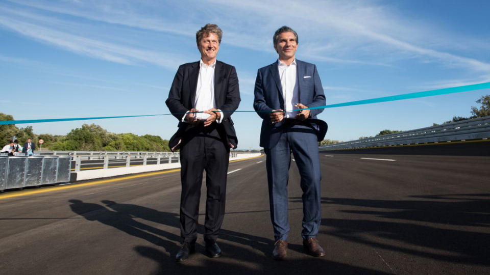 圖／Porsche董事會主席Malte Radmann（左）受訪中強調，Nardò是獨一無二的測速賽道。