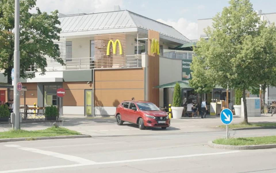 An der McDonalds-Filiale am OEZ in München erschoss der Täter mehrere Menschen. (Bild: Sky / Constantin Documentation)