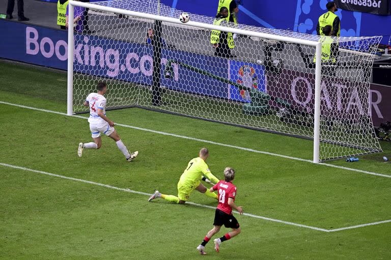 El georgiano Saba Lobjanidze ve cómo su remate se va por encima del travesaño del arco de República Checa, en la última jugada del partido por la Eurocopa, en Hamburgo