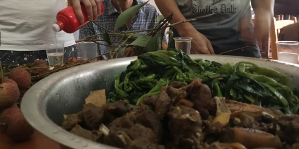 <span>Un restaurante en Yulin, en la región de Guangxi, en el sur de China, sirve carne de perro. Durante el evento de diez días de duración se sacrifica a miles de perros. (Foto: Becky Davis/AFP)</span>