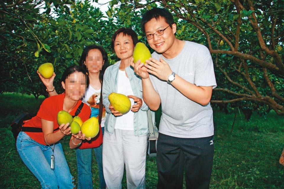 友訊創辦人高次軒遺孀胡雪（右2）2017年接掌友訊，長子高宏毅（右1）也在3年前進入友訊董事會。（翻攝自友訊慈善基金會）