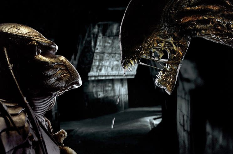 The Alien and the Predator meet in ‘Alien vs. Predator’ (Photo: Everett)